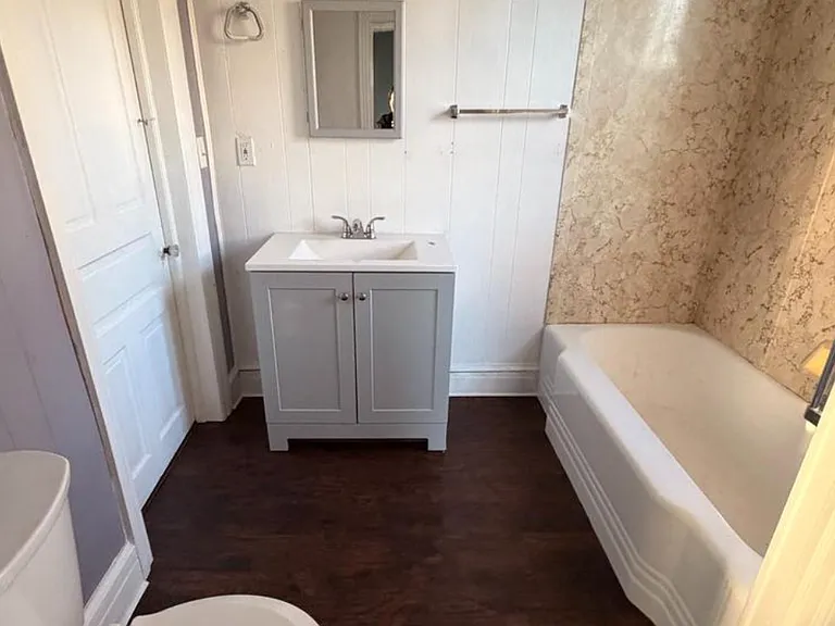 212 Helms Ave — Photo 2