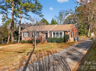 212 N Pine Lake Dr, Spartanburg, SC 29301
