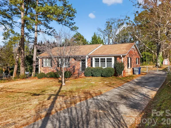 212 N Pine Lake Dr, Spartanburg, SC 29301