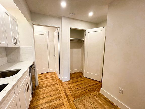 2nd image of 11 Waverly Pl APT 4C