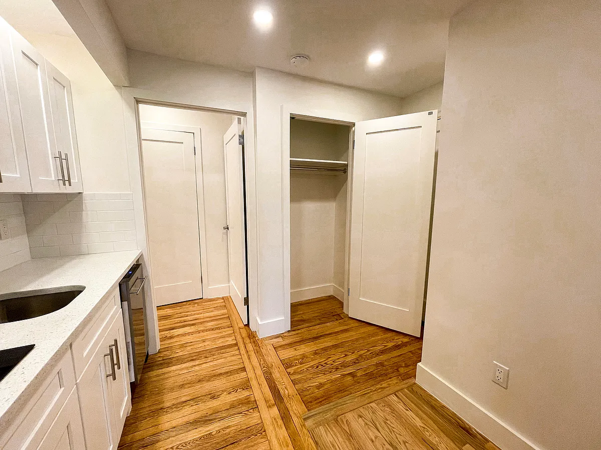 Building Photo - 11 Waverly Pl #4C