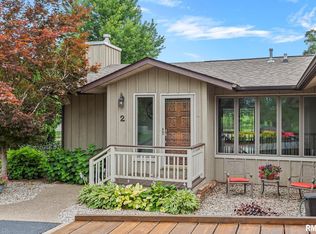2 Saint Andrews Dr, Jacksonville, IL 62650