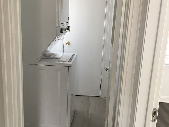 2nd image of 834 1/2 N Alta Vista Blvd