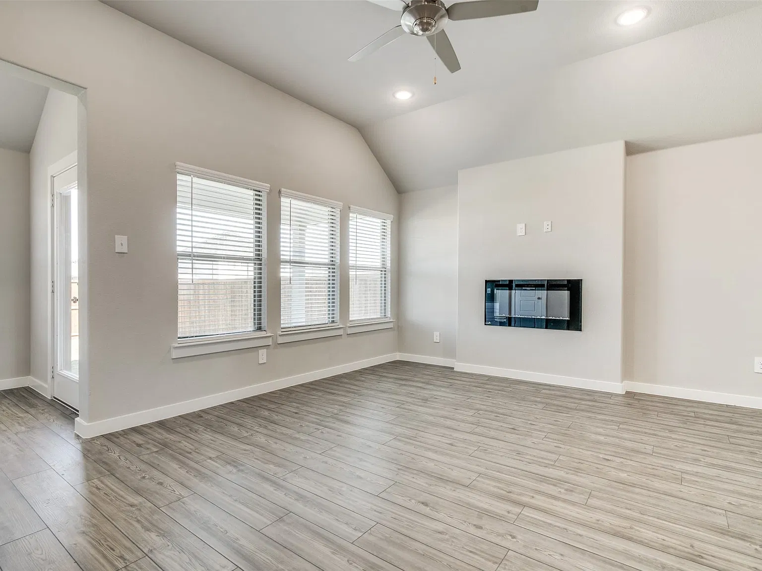 4 bed, 2.0 bath, 1866 sqft, $2,225 — Photo 3