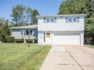 22 Newgate Rd, Amherst, NY 14226