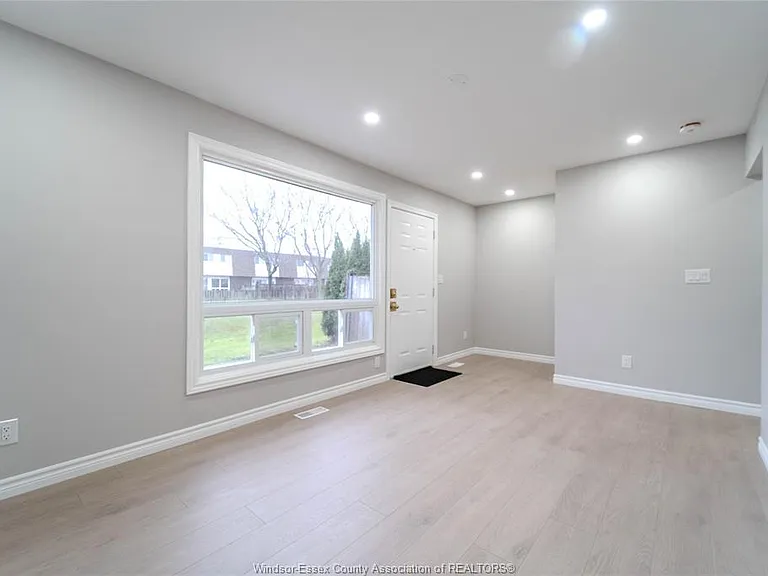5414 Lassaline Ave — Photo 7