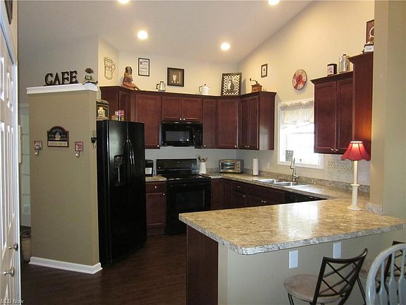 2nd image of 798 Lakeview Ct