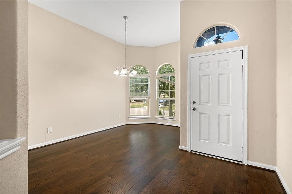 4 bed, 2.5 bath, 2112 sqft, $1,950 — Photo 4