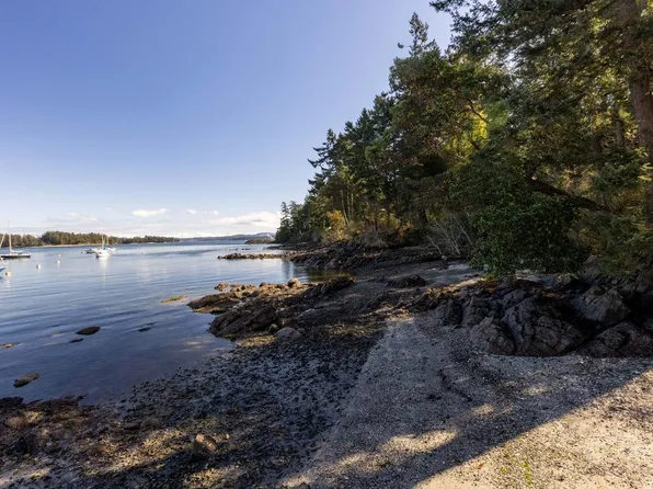 2220 Dolphin Rd, North Saanich, BC V8L 5Y7