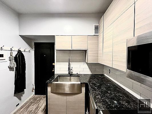 3rd image of 425 W 24th St Floor 4