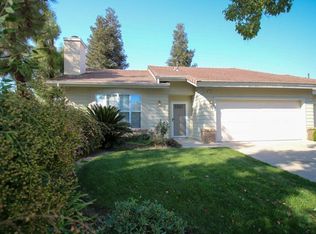 505 Village Ct, Dinuba, CA 93618