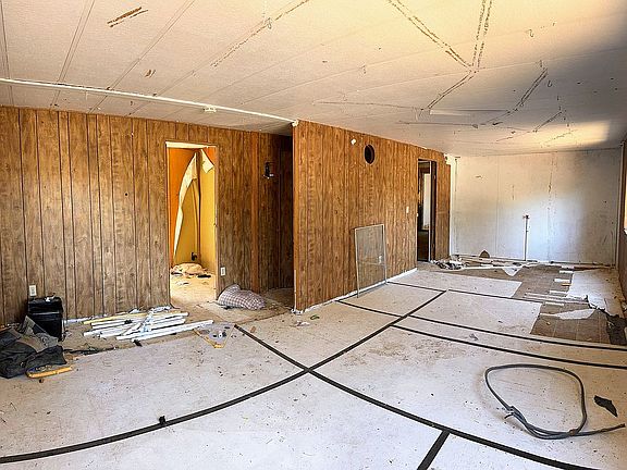 4th image of 4056 Sunset Ave