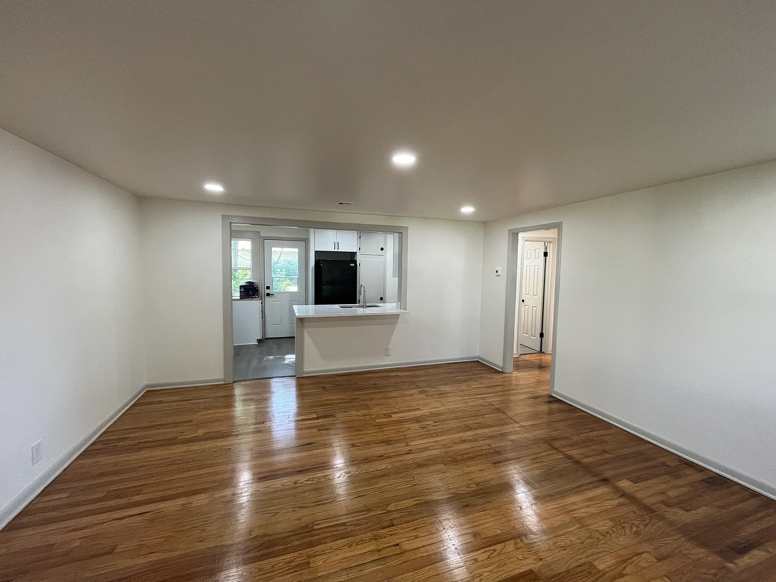 2 bed, 750 sqft, $875 — Photo 2