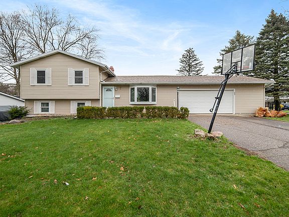 5th image of 702 Cambridge Dr