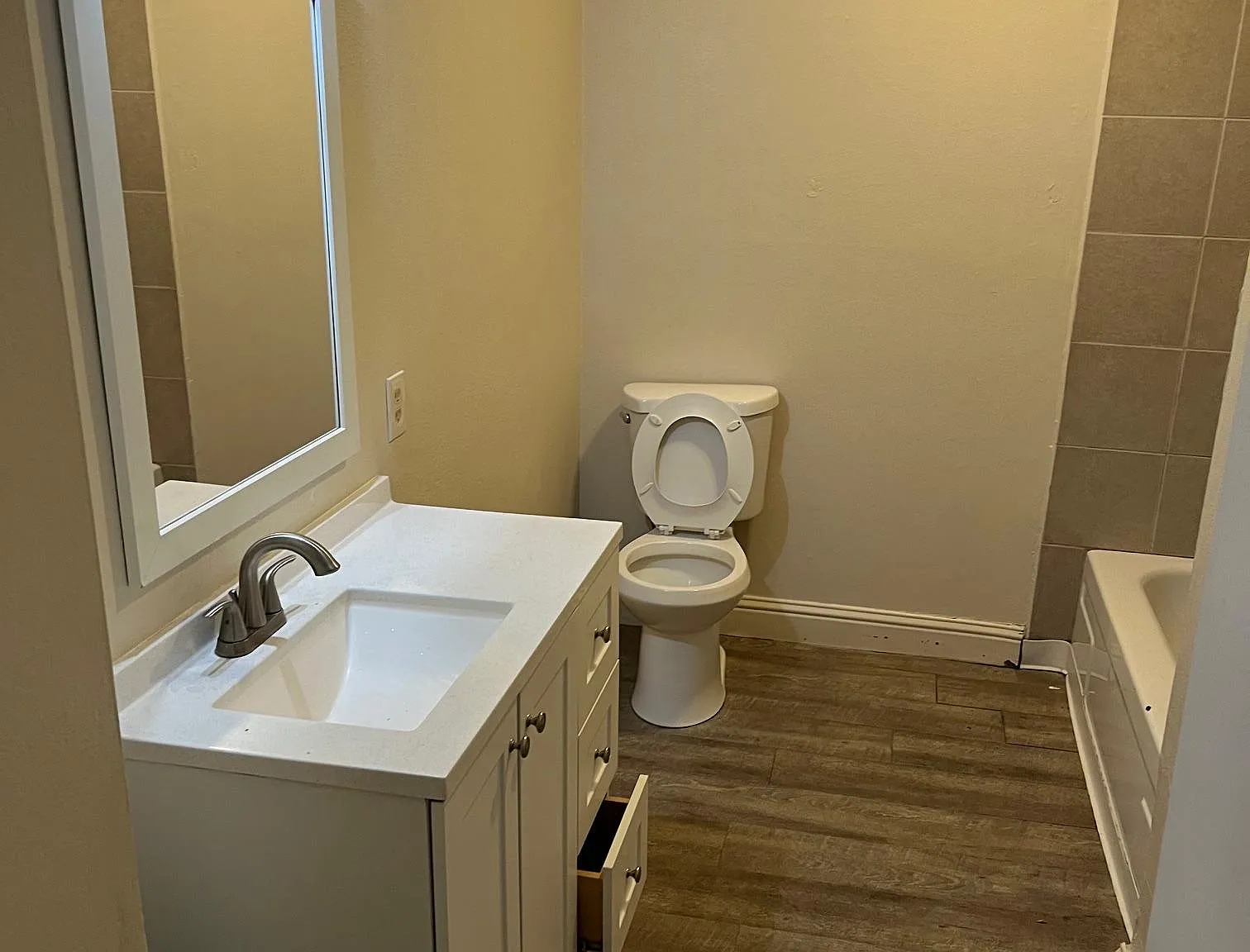 3 bed, 1000 sqft, $2,000 — Photo 2