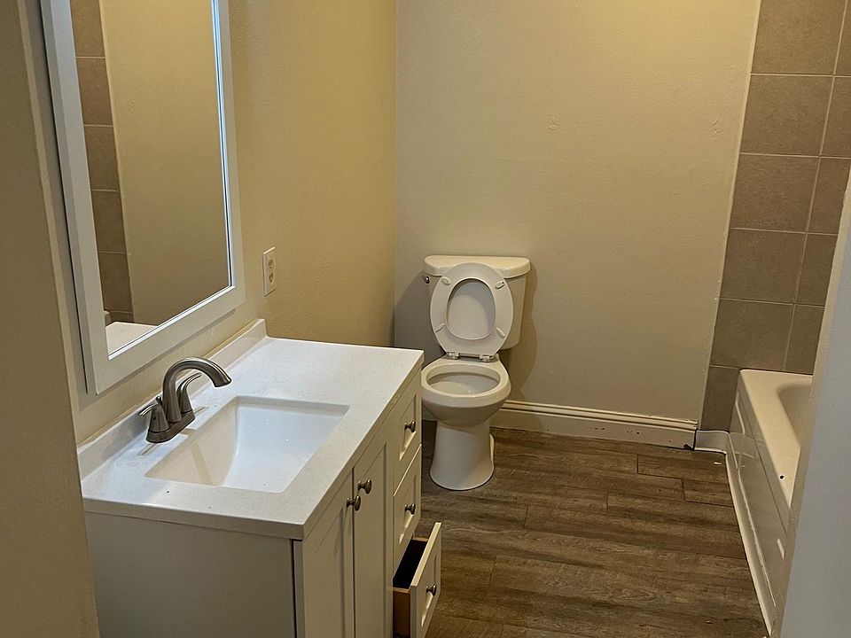 2nd image of 824 Clementa Way APT B