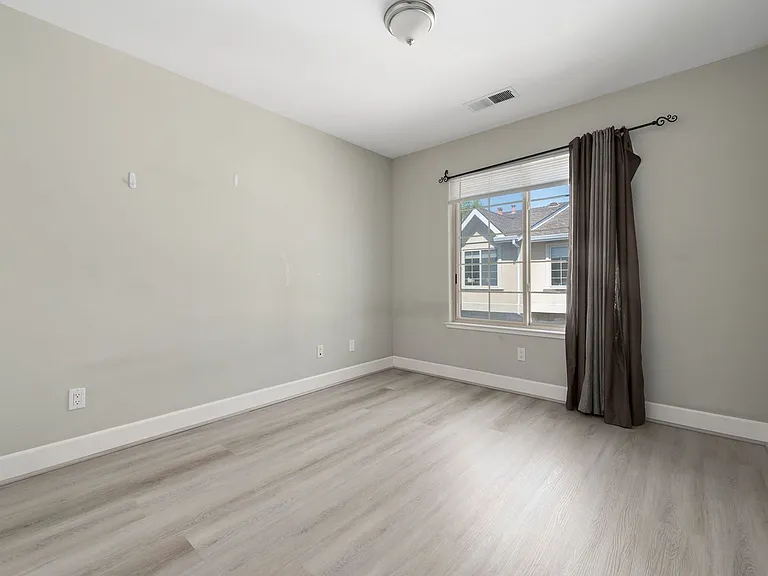 562 Lambert Ter — Photo 5