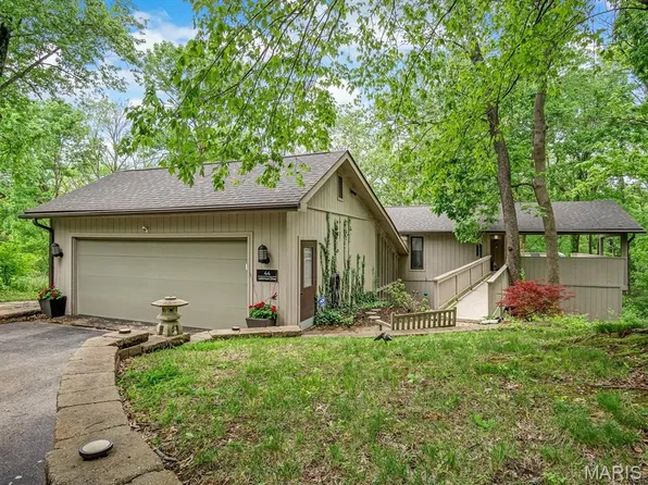44 Larkmoor Dr, Glen Carbon, IL 62034