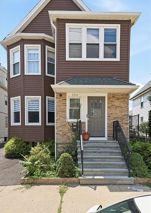 204 Hayward Pl #1