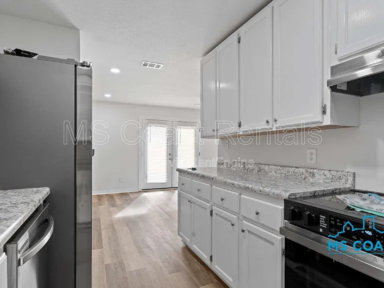 340 Hiller Dr — Photo 8
