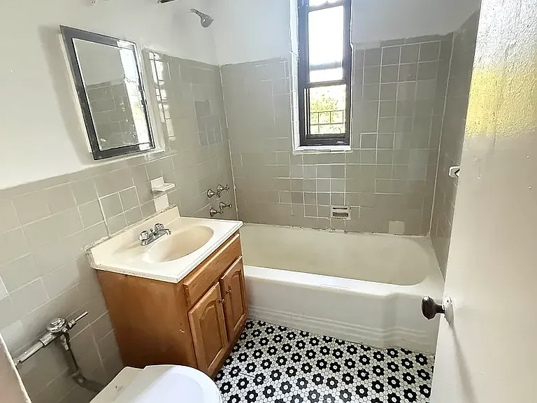 465 E 7th St #3Y — Photo 5
