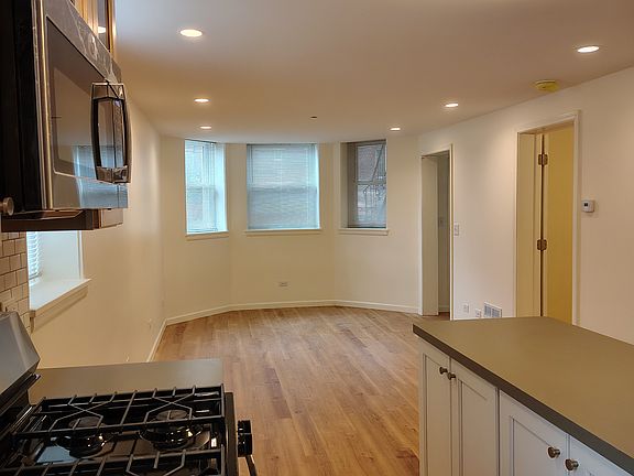 3rd image of 3224 N Leavitt St #G
