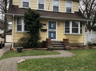 30 Nassau Rd, Great Neck, NY 11021
