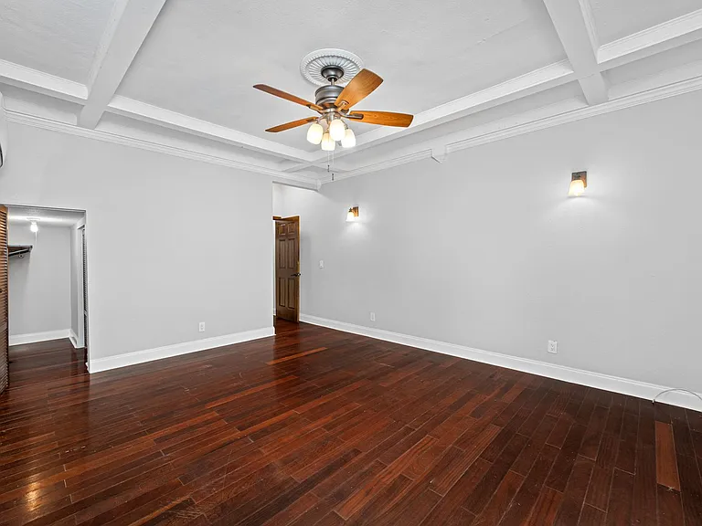 705 W Bay St — Photo 11