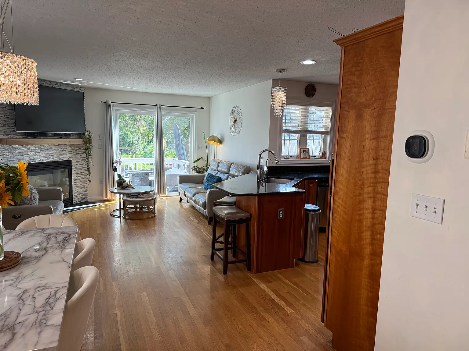 3 bed, 2.5 bath, 1444 sqft, $3,900 — Photo 2