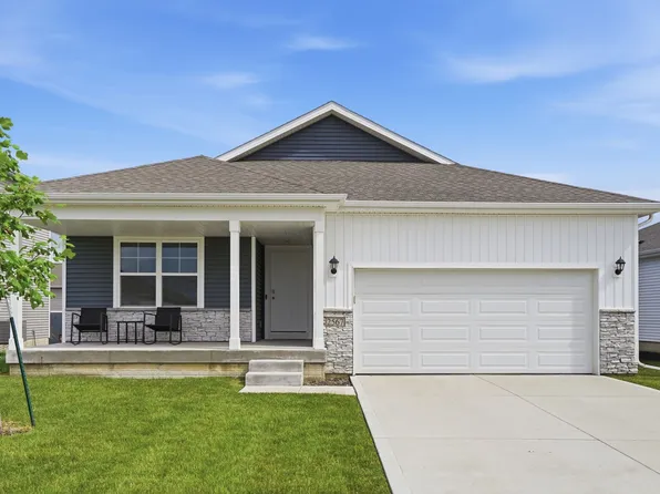 2567 SE Fox Valley Dr, West Des Moines, IA 50265