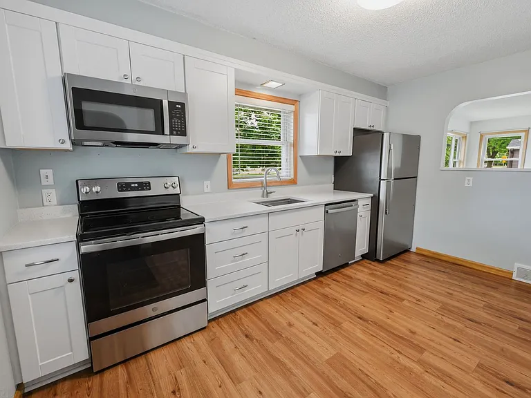 212 E Minnesota St — Photo 4