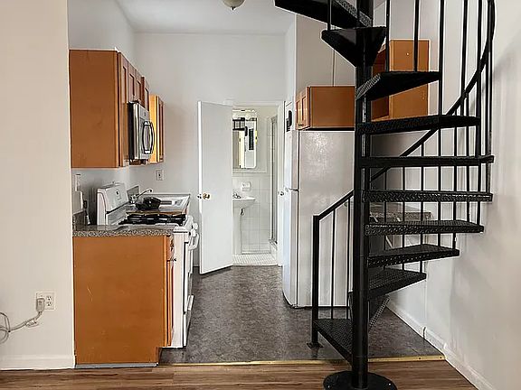 4th image of 209 21st St APT 7