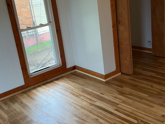 3rd image of 604 1/2 Valley St