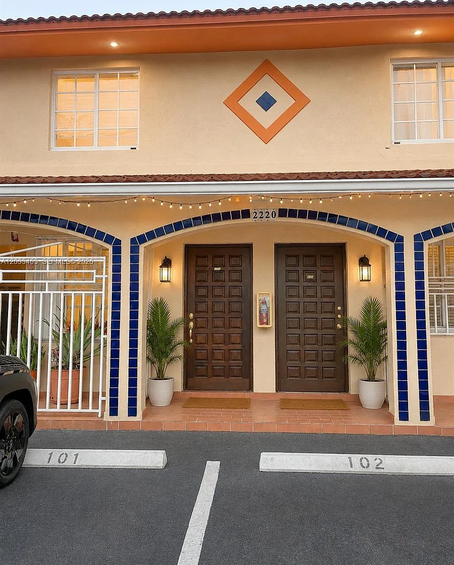 Alcazar Villas Condo — Photo 2
