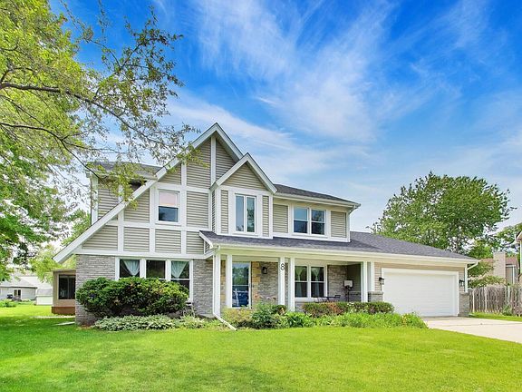 3rd image of 8 Hampton Ct