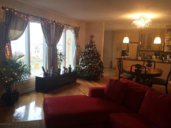 5th image of 133 Tennyson Dr