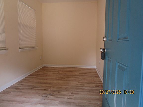 3rd image of 941 Mackinaw St