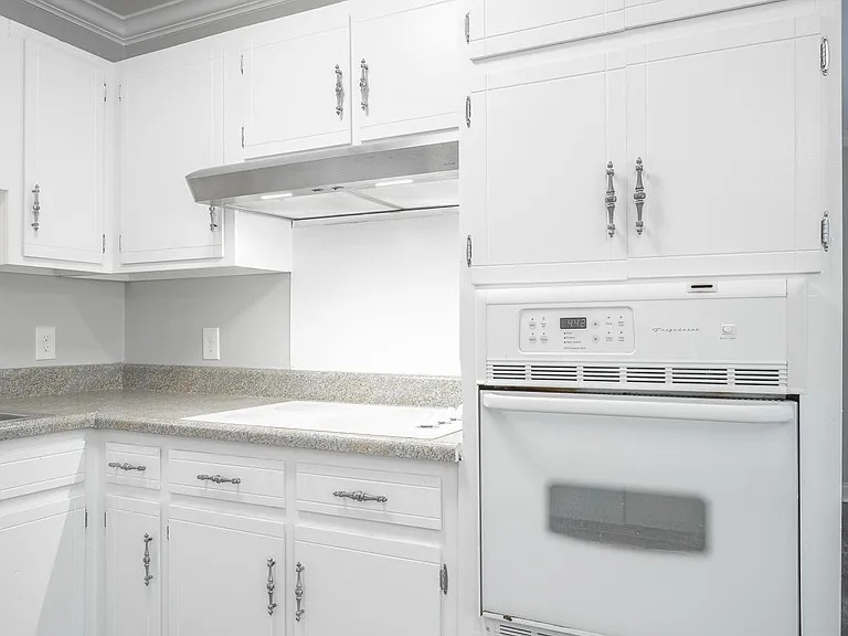 8214 Holly Crest Dr — Photo 12