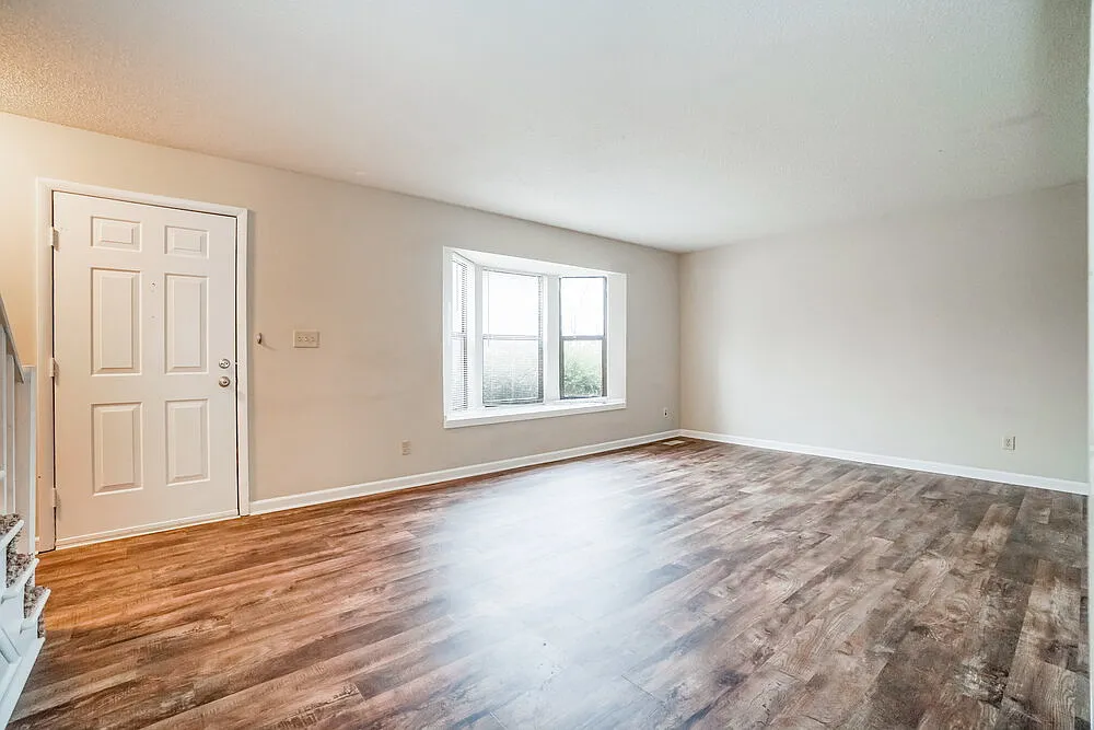 3 bed, 1.5 bath, 1728 sqft, $3,200 — Photo 3