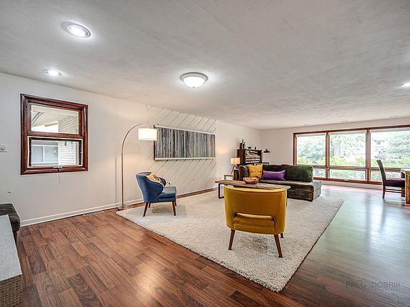 2nd image of 1476 Cloverdale Ave