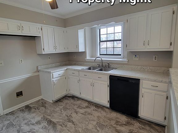 5th image of 890 Clarington Dr
