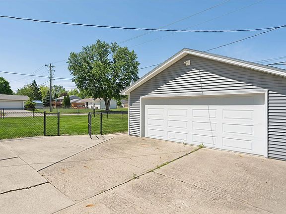 5th image of 502 NE Trilein Dr