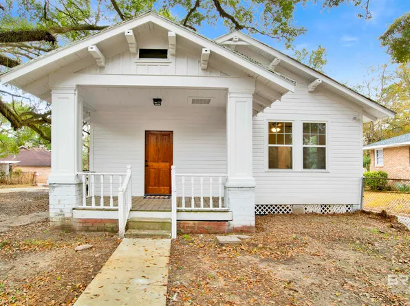 302 1st St, Chickasaw, AL 36611