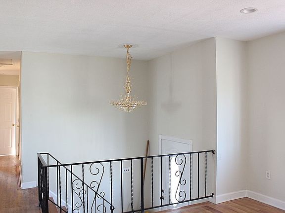 5th image of 67 Winston Dr