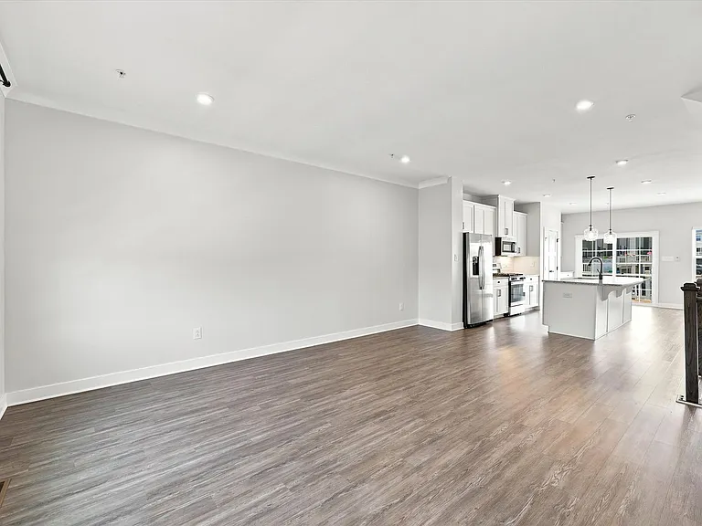 523 E Union St — Photo 11