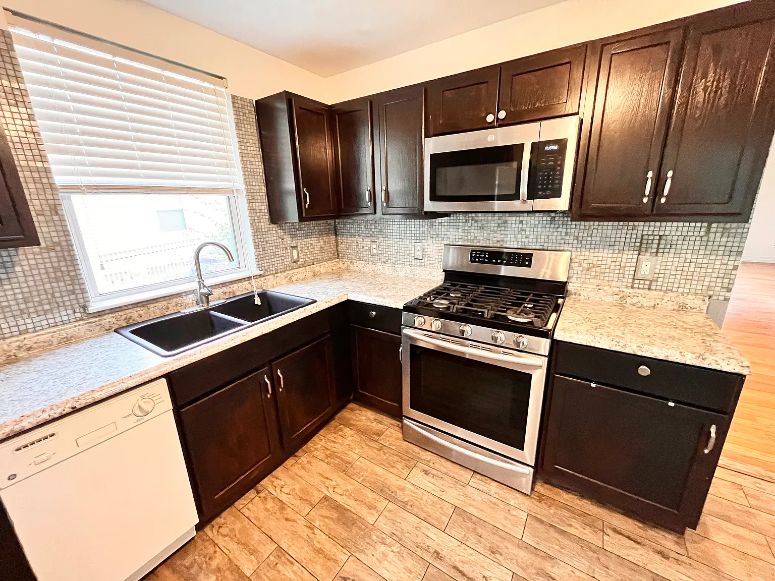 3 bed, 1.5 bath, 1200 sqft, $2,700 — Photo 3