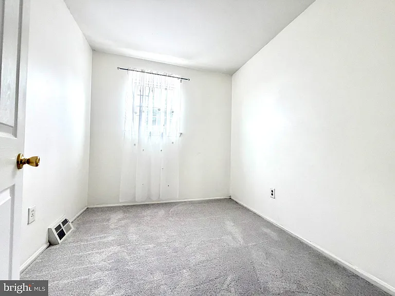 422 Village Ln — Photo 20