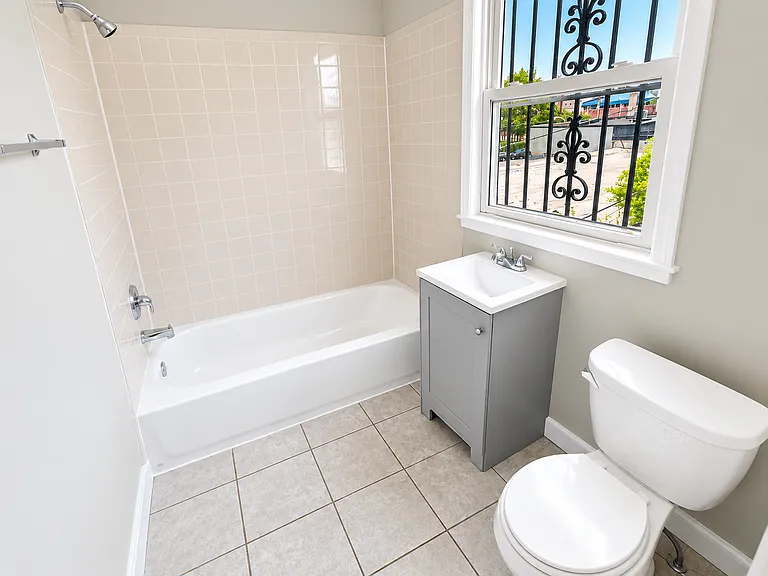 10-12 Nursery St #2L — Photo 3
