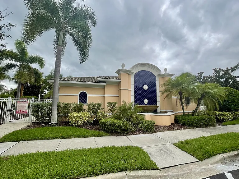 1649 Napoli Dr W #1649 — Photo 31