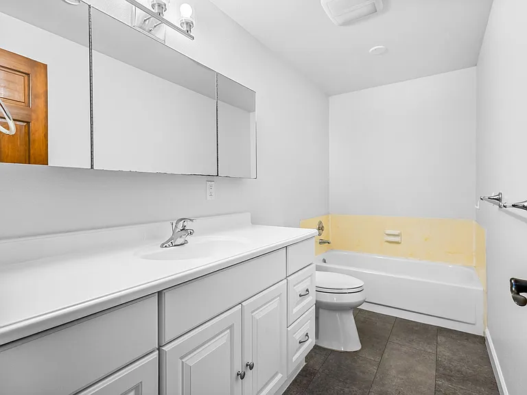 518 NE Dallas Dr — Photo 17